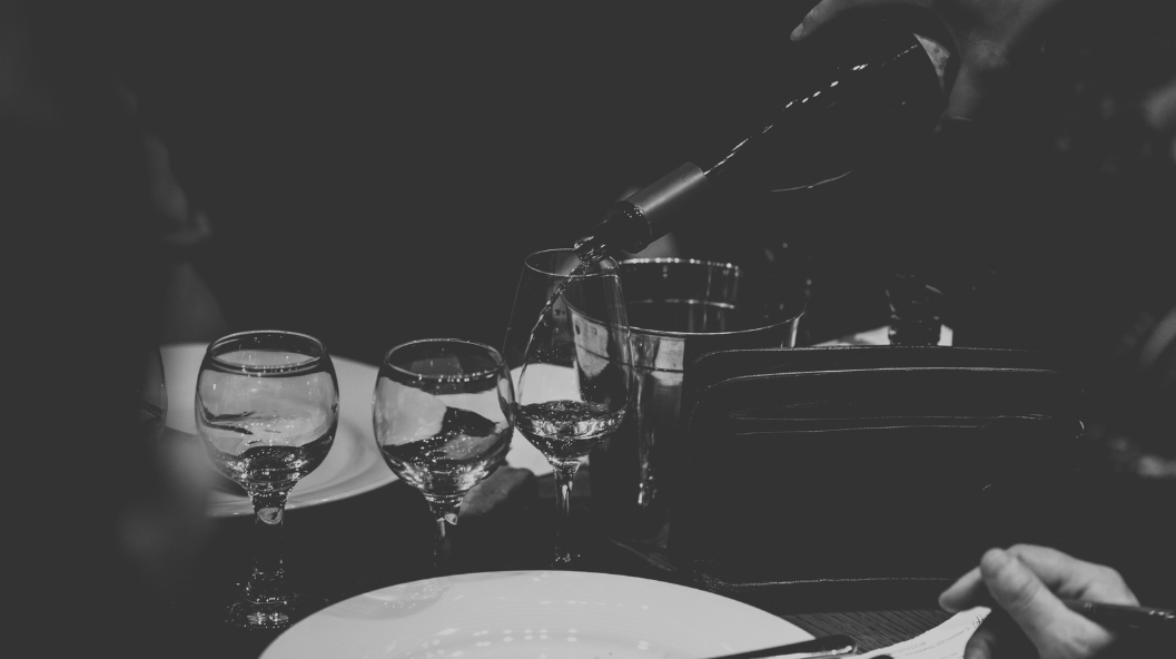 Wein einschenken beim Tasting